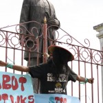 Mahasiswa melakukan aksi solidaritas mendukung perjuangan masyarakat Senyerang pada 24 September 2010 lalu.