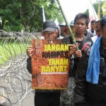 Jangan Rampas Tanah Rakyat. Pak Tua Terus Berharap
