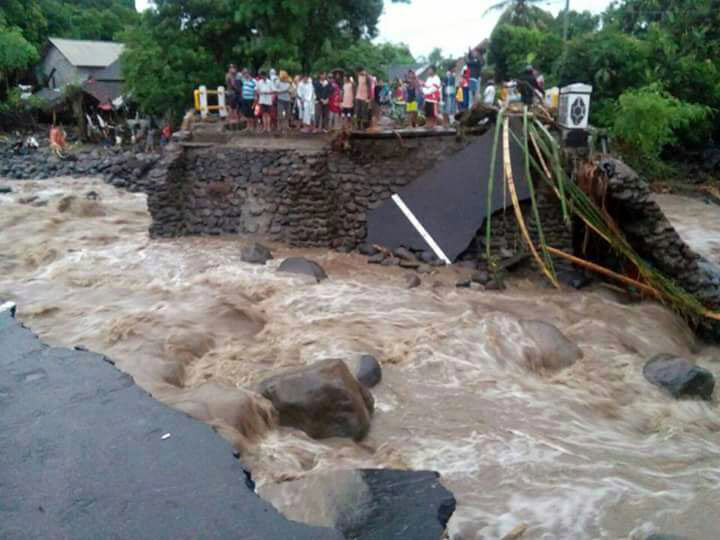 Kondisi jembatan yang terputus akibat banjir bandang di Kecamatan Sambelia Kabupaten Lombok Timur, Nusa Tenggara Barat (Foto Ida Laely, 11/2/2017)