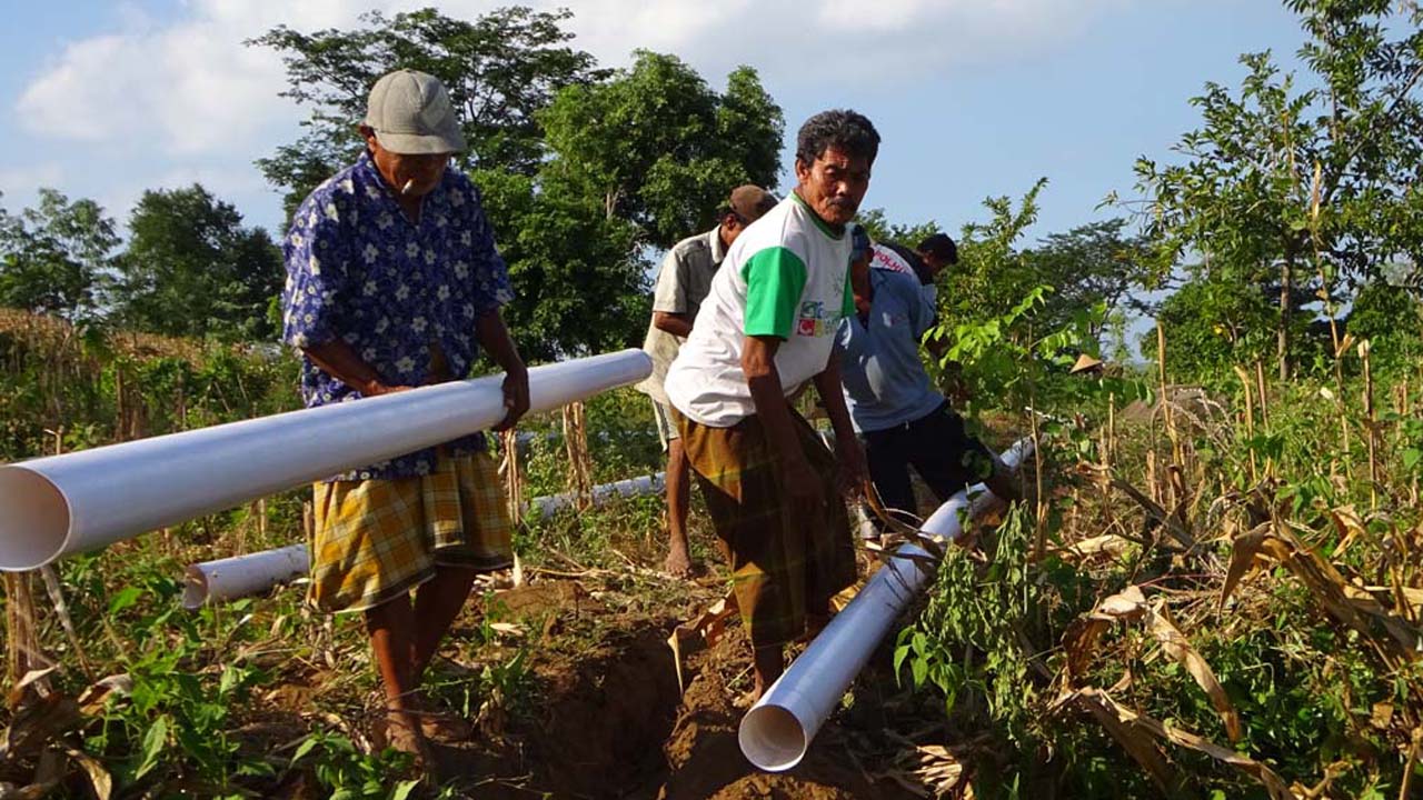 Kelompok Tani Hutan HKm Sambelia gotong royong membuat kantong air di areal rehabilitasi