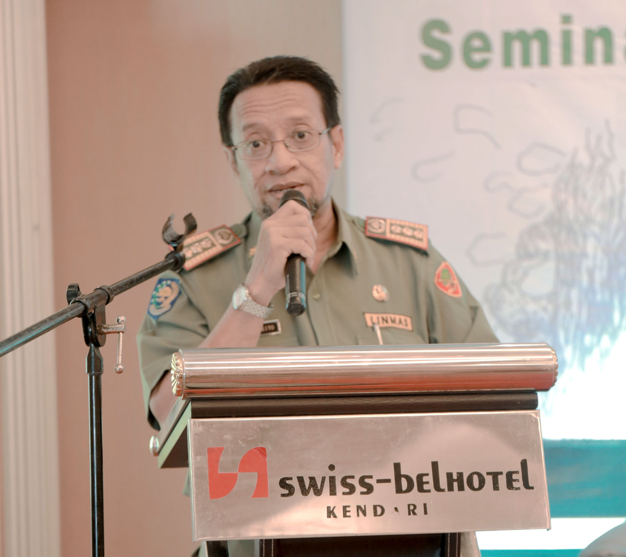 IR. H. Rusbandriyo, MP (Kepala Dinas Kehutanan Sulawesi Tenggara) mewakili Gubernur Provinsi Sulawesi Tenggara. (Kendari, 27/09/2017).