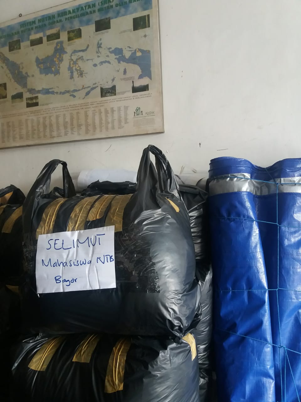 Foto KPSHK. Bantuan Selimut di Posko “Bergerak untuk Lombok” dari Mahasiswa NTB yang kuliah di Bogor (14/08/2018).