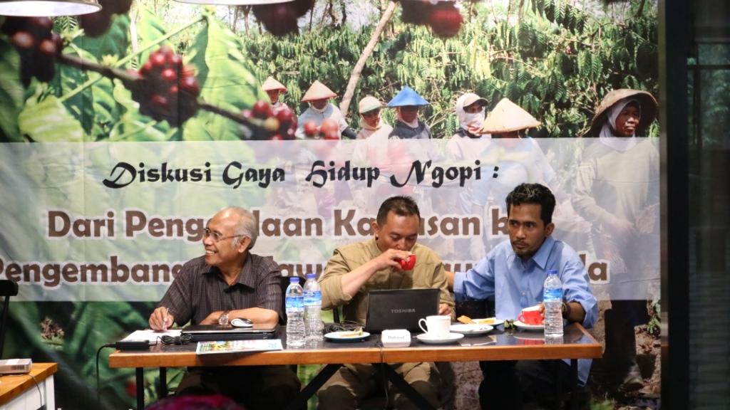 Foto KpSHK. Kiri ke Kanan : Dr. Ir. Ade Wachjar M.S, Pakar Kopi dari Institut Pertanian Bogor (IPB), Dr. Dadan Muyana., S.Hut.,M.Si, jurnalis kehutanan dari Green Indonesia, dan Andri Wijaya (Ambon) Pengelola KOKA[IN] dari Dapur Kaoem. (BiiterSweet, 26/07/2018).